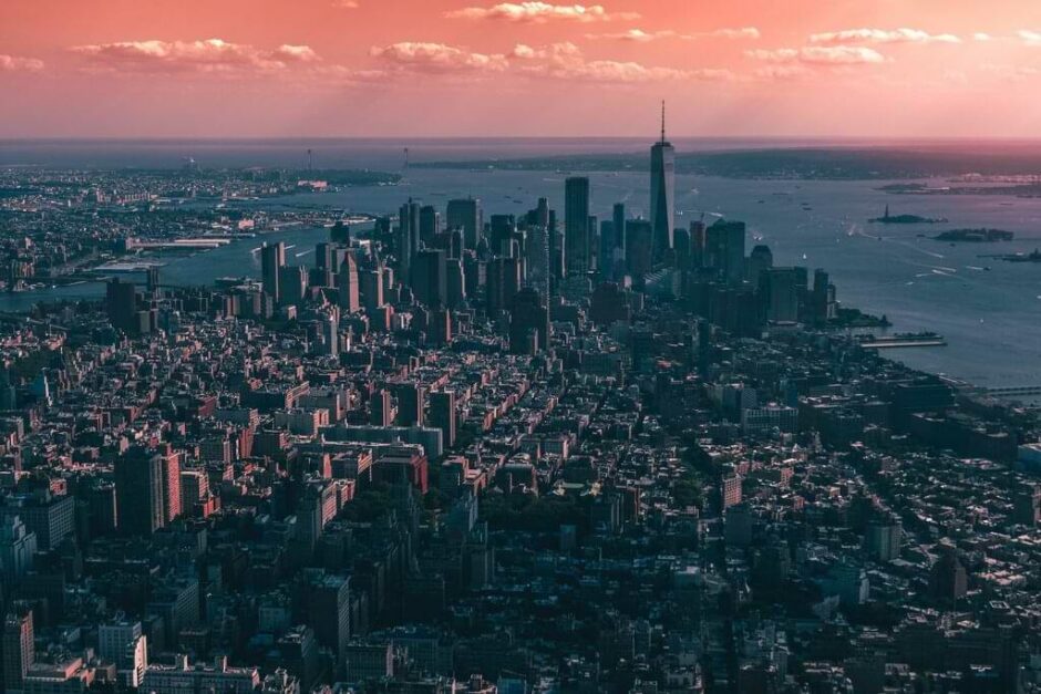 La “ciudad que nunca duerme”, la “Gran Manzana”, la “Capital del mundo” o la “Ciudad global” son algunos de los adjetivos que usamos para referirnos a uno de los lugares más asombrosos en la faz de la Tierra: la ciudad de New York.