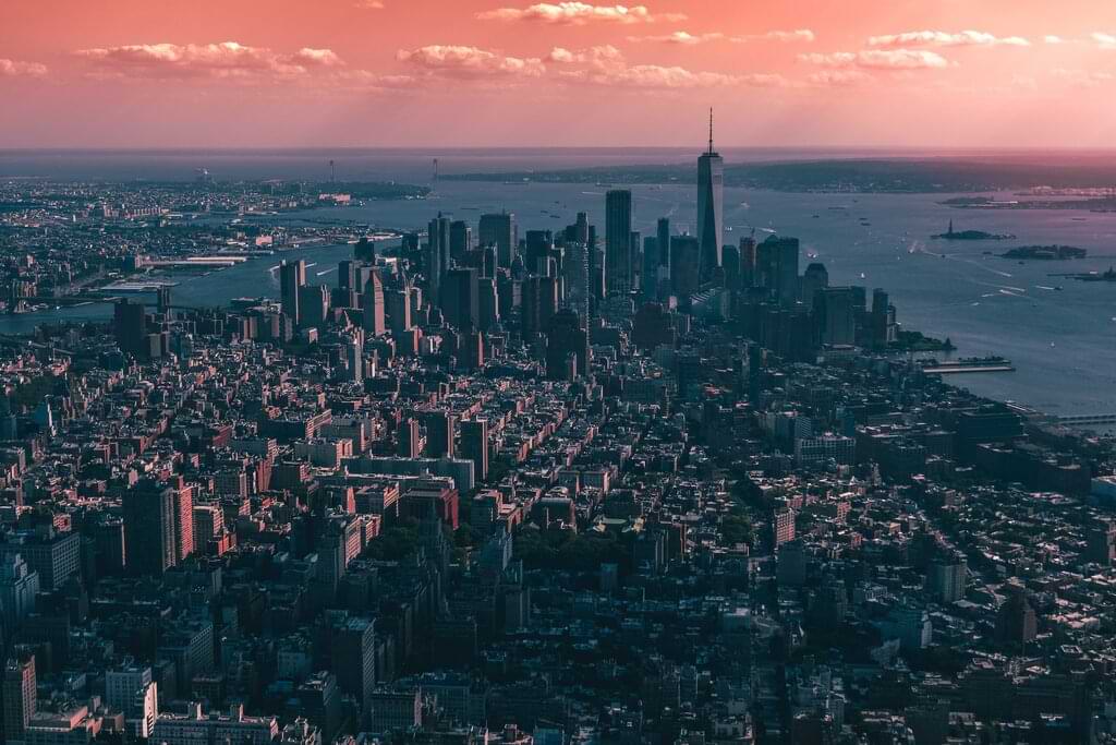 La “ciudad que nunca duerme”, la “Gran Manzana”, la “Capital del mundo” o la “Ciudad global” son algunos de los adjetivos que usamos para referirnos a uno de los lugares más asombrosos en la faz de la Tierra: la ciudad de New York.